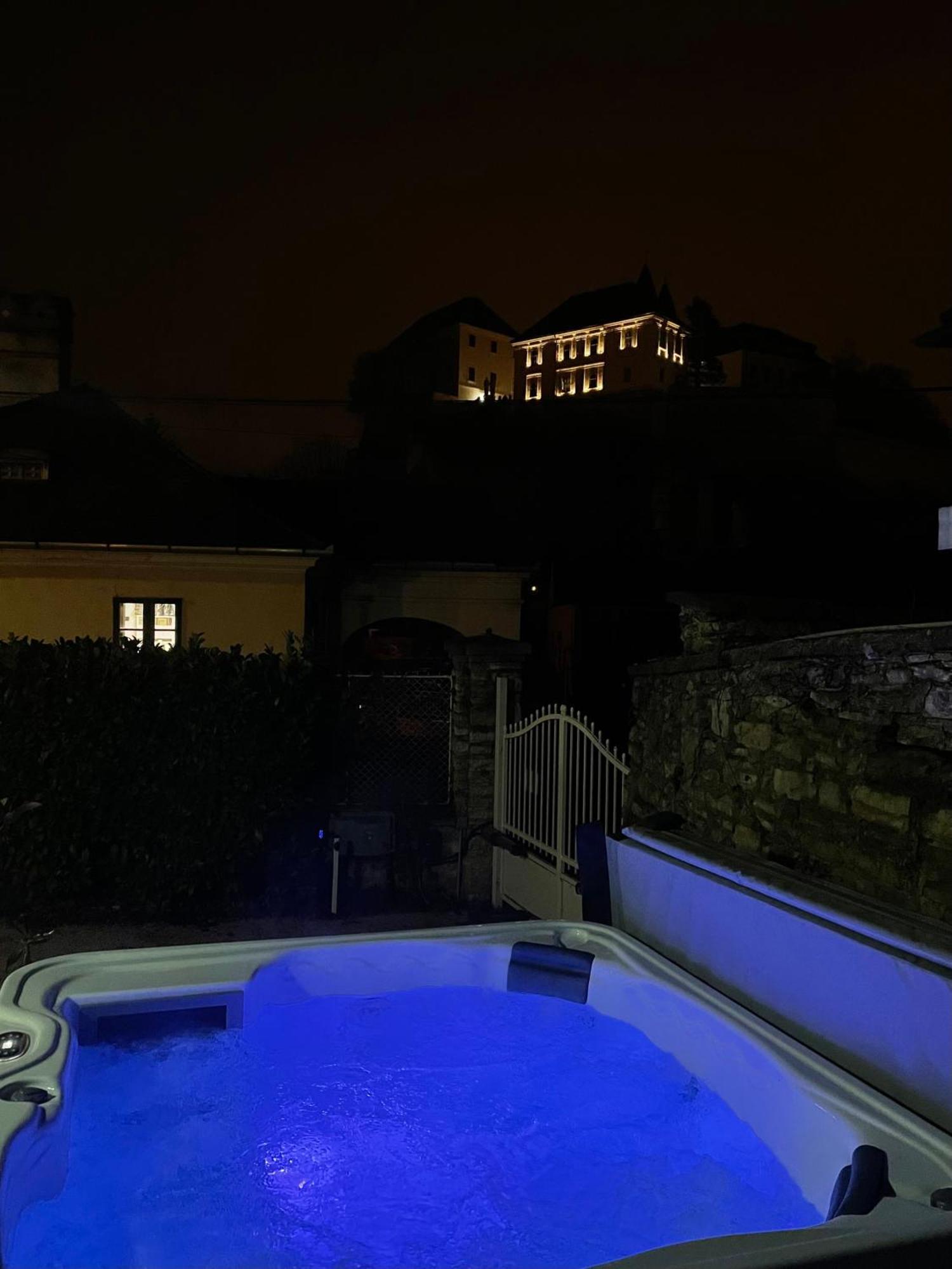 Frida Apartman, Exkluziv Varpanoramaval, A Belvaros Sziveben, Ingyenes Parkolassal Veszprém Exterior foto