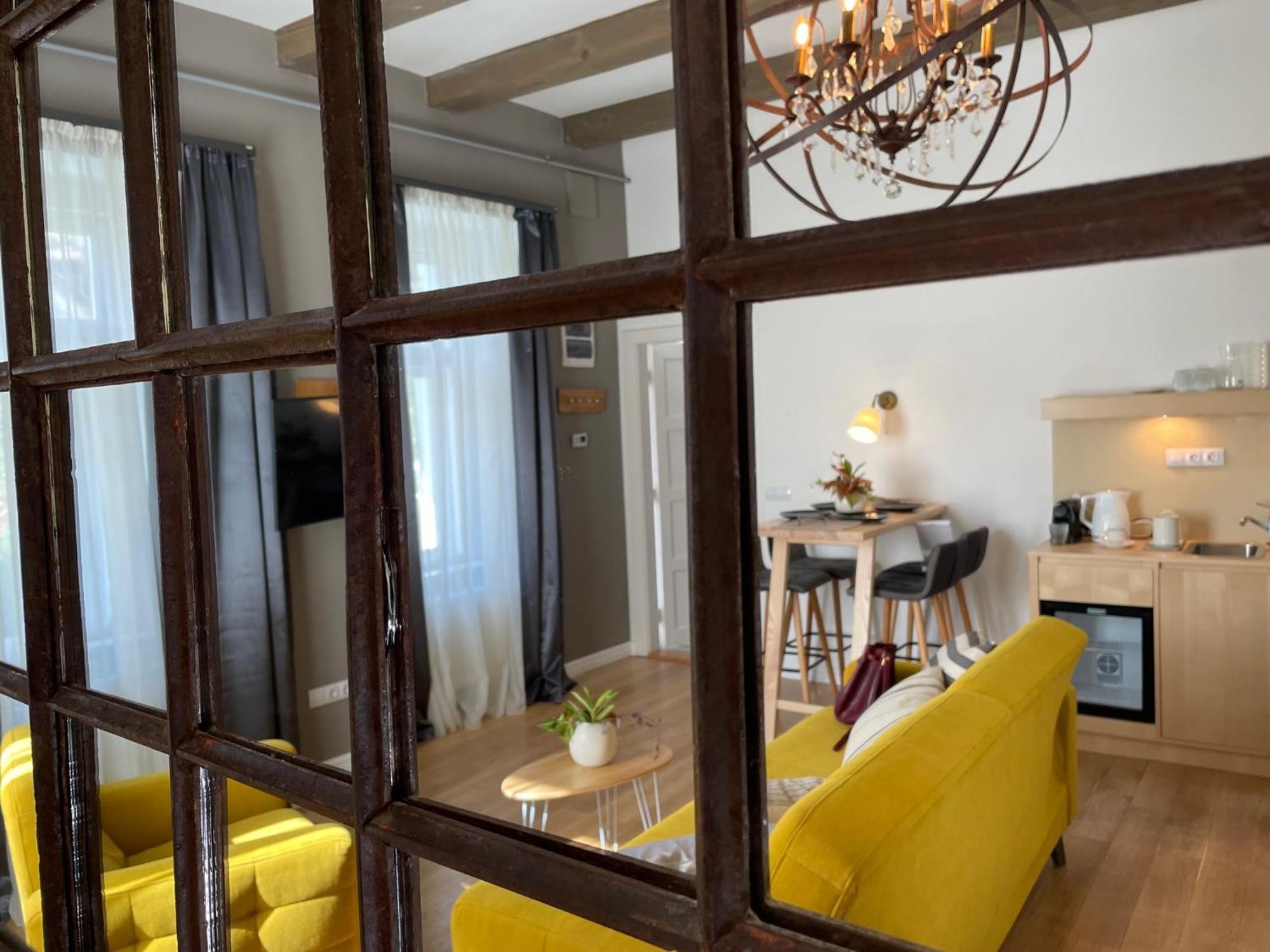 Frida Apartman, Exkluziv Varpanoramaval, A Belvaros Sziveben, Ingyenes Parkolassal Veszprém Exterior foto